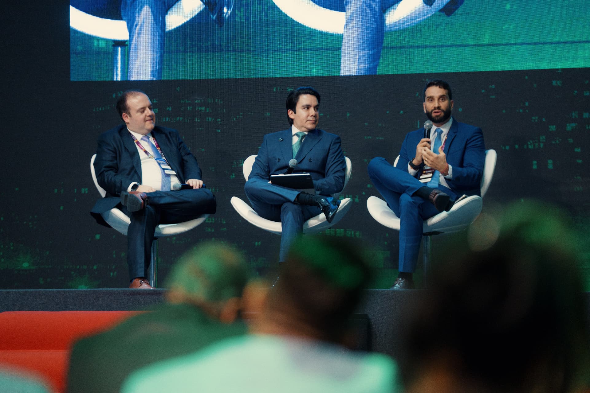 Plateia e palestrantes no palco do encontro presencial de precatórios