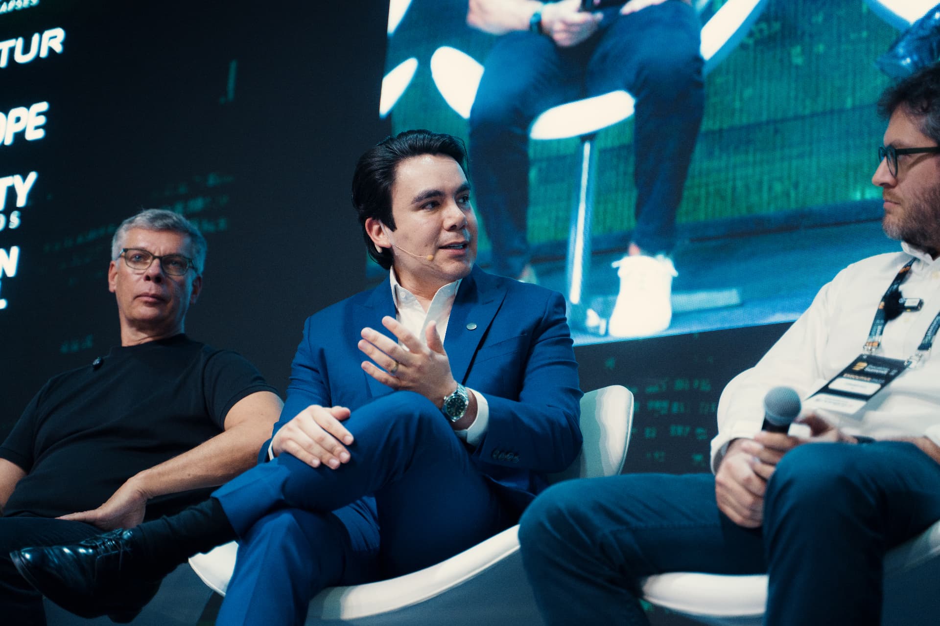 Participantes em painel durante o encontro