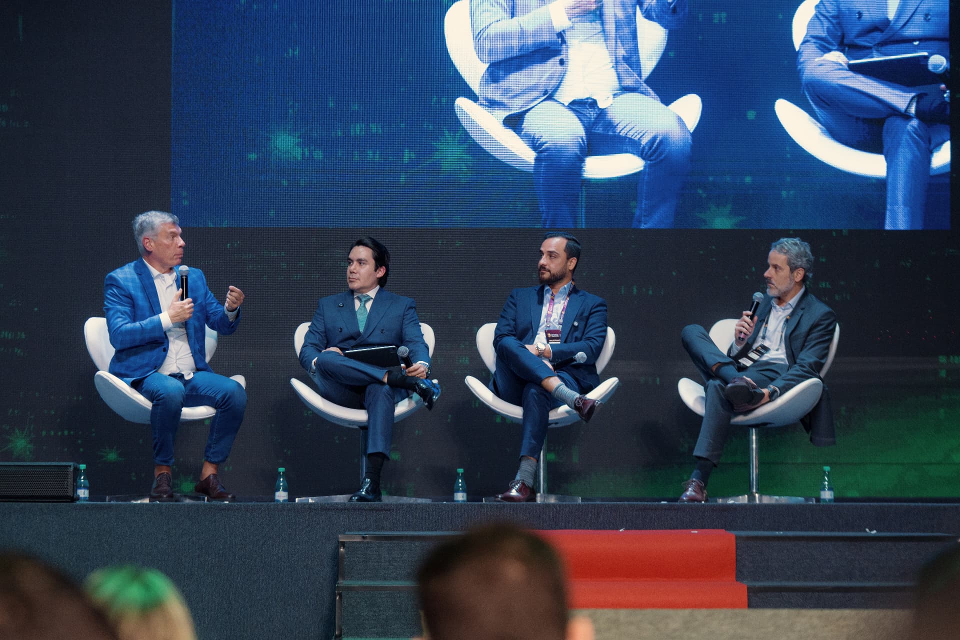 Painel com debatedores no palco do congresso de precatórios