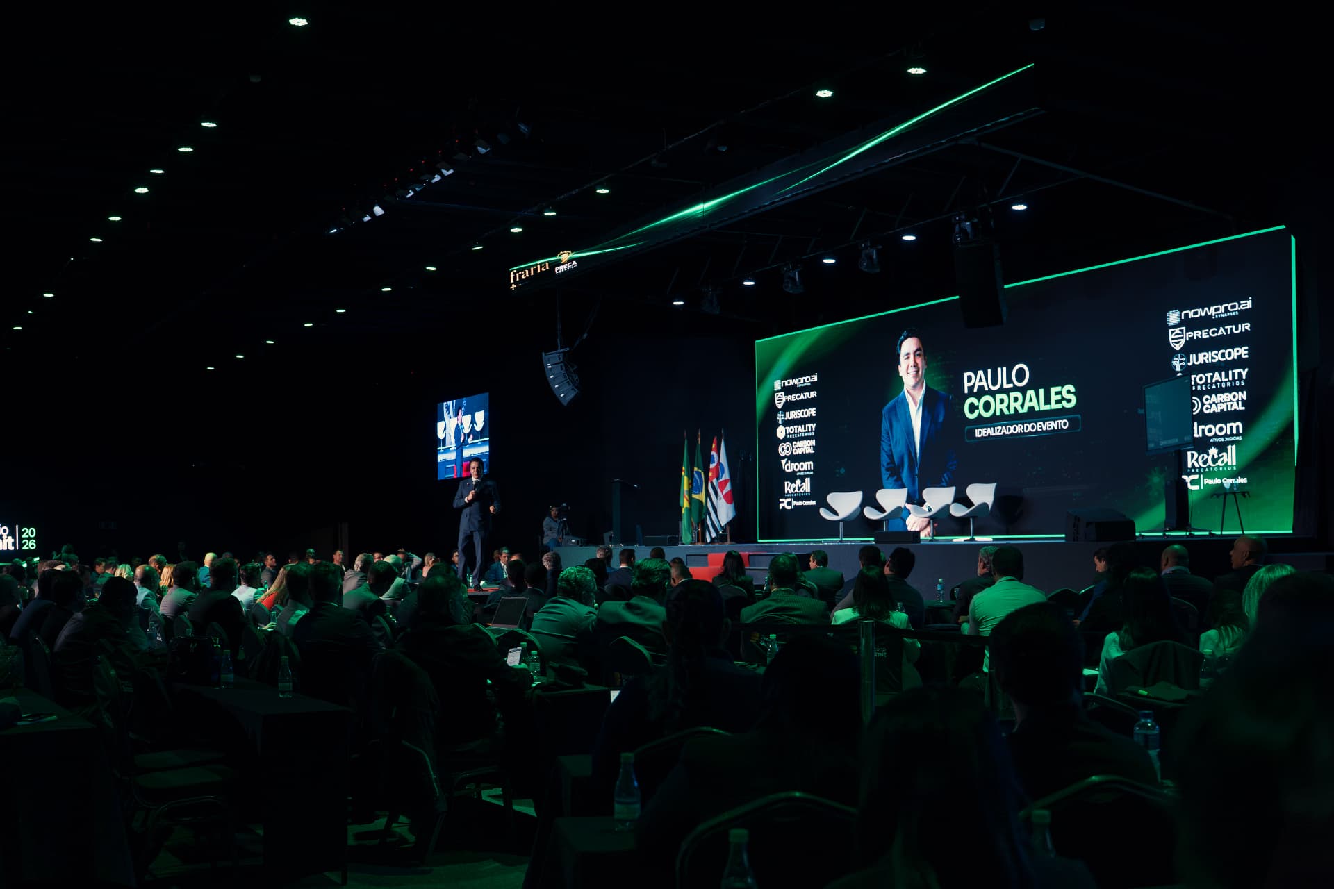 Auditório com plateia e palestrante no palco do congresso de precatórios