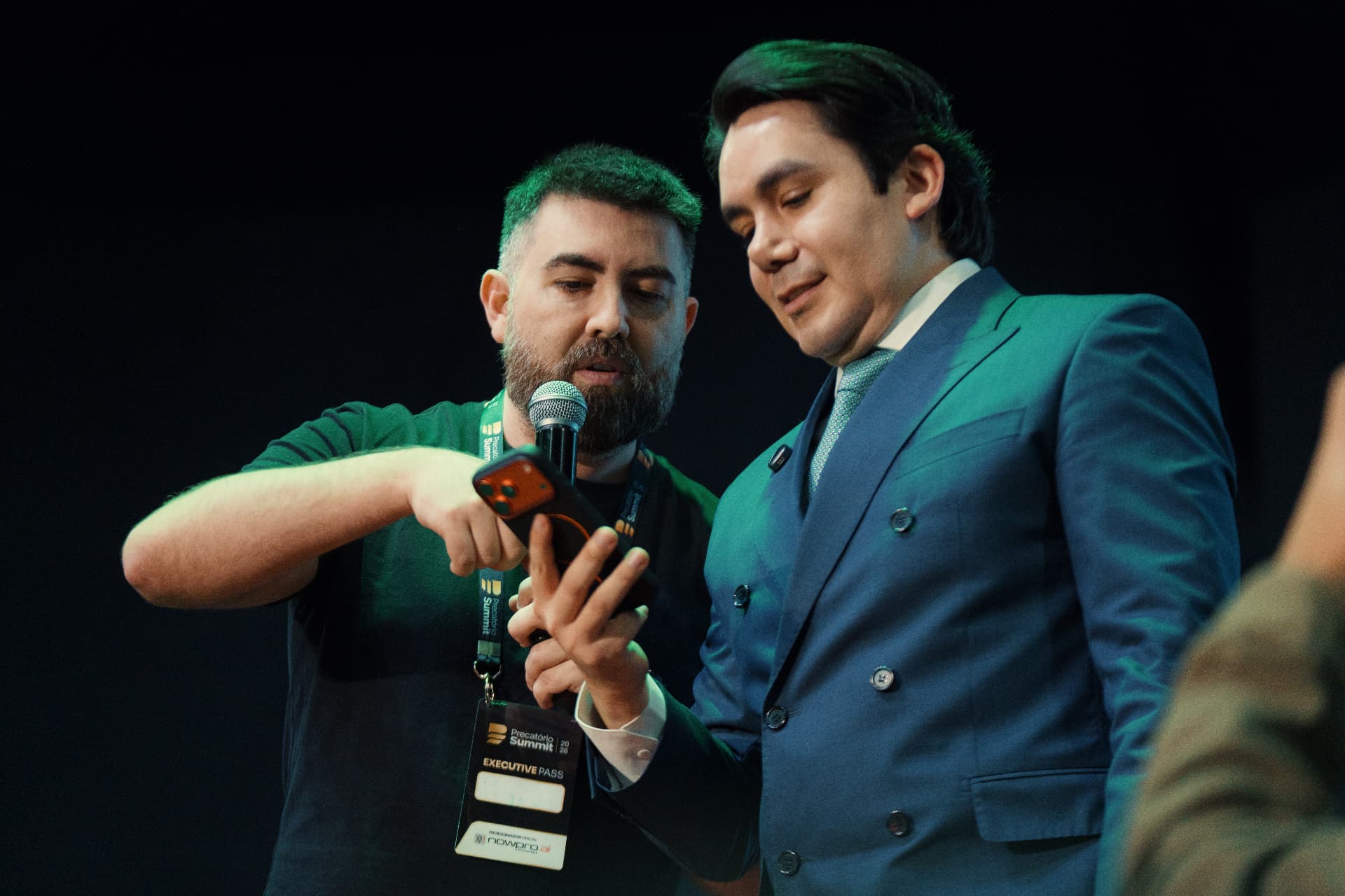 Participante com Paulo Corrales nos bastidores do evento