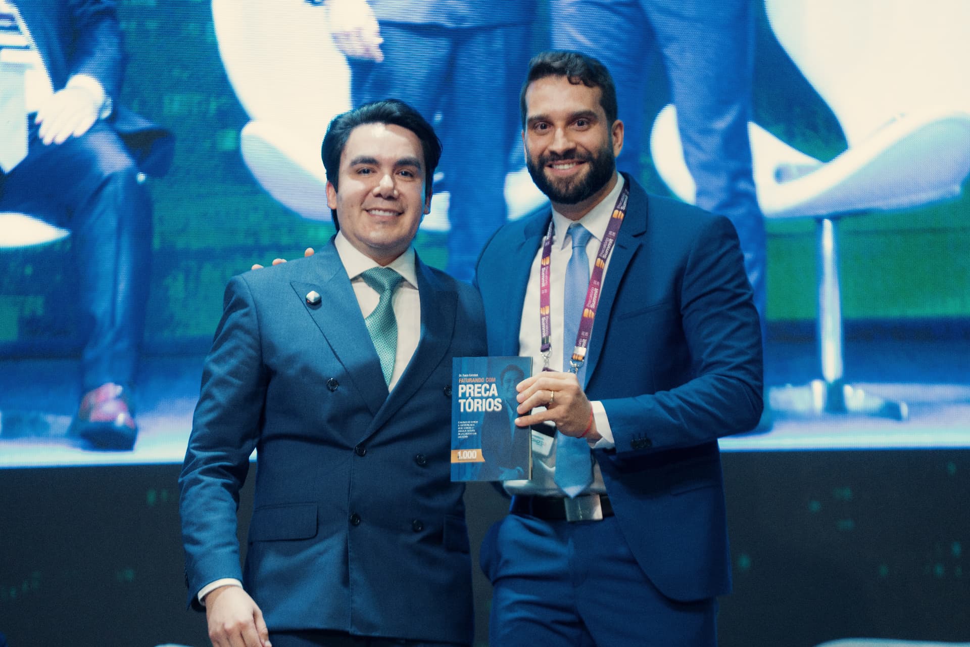 Entrega de livro aos participantes durante o encontro
